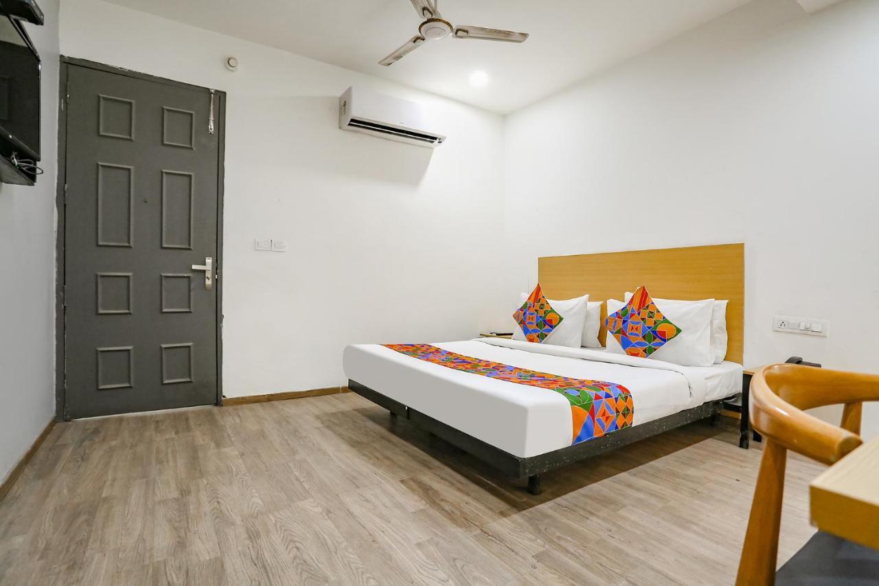 Fabhotel Vat - Meera Bagh Delhi  Exterior photo